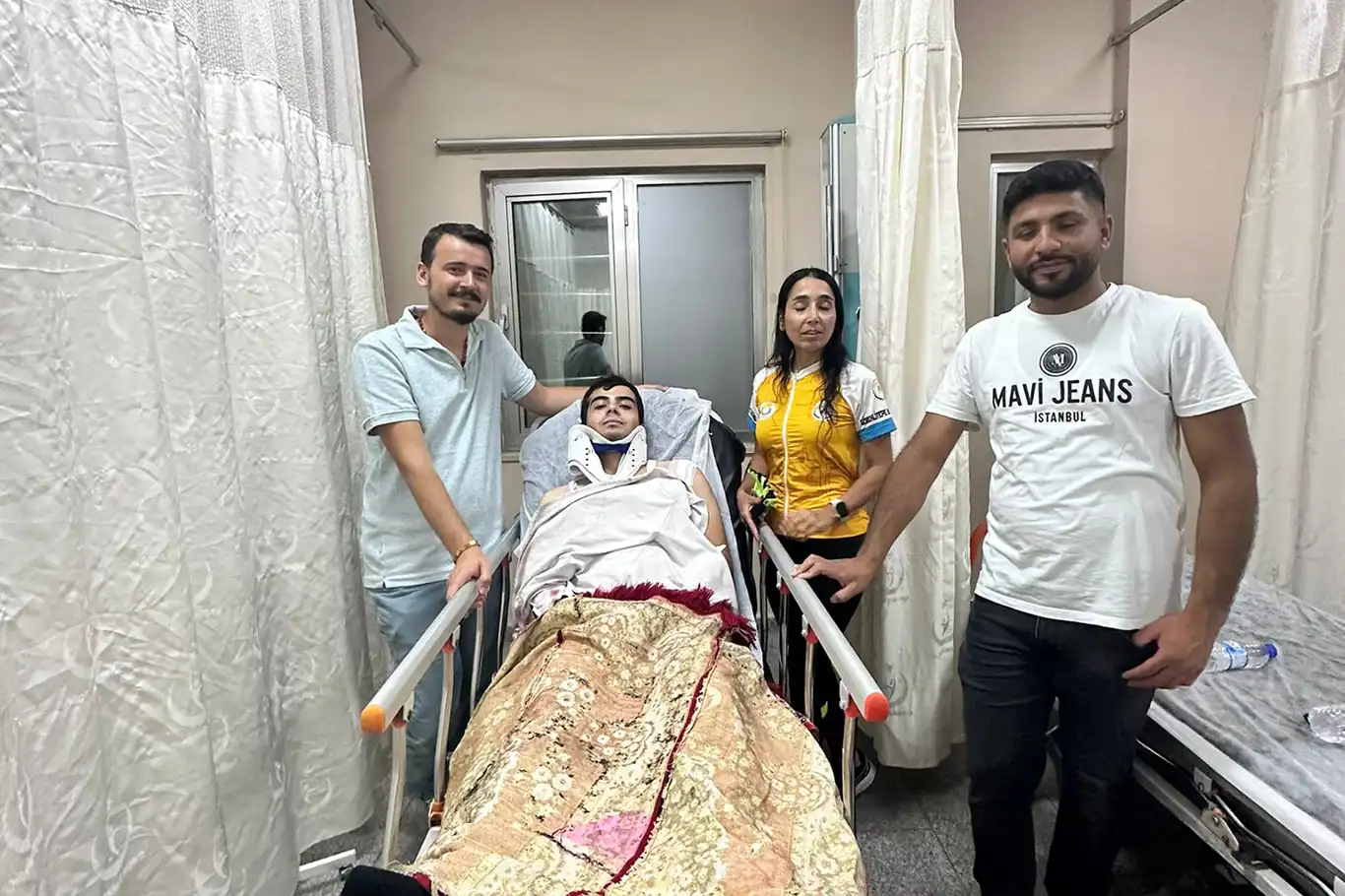 Alkollü sürücünün çarptığı 2 bisiklet sürücüsü yaralandı Alkollü sürücünün çarptığı 2 bisiklet sürücüsü yaralandı