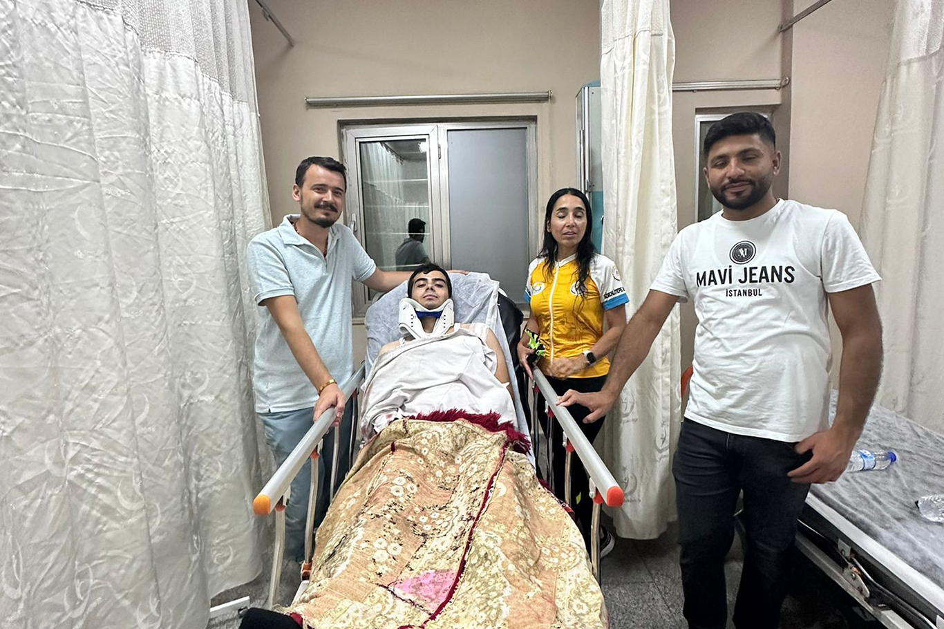 Alkollü sürücünün çarptığı 2 bisiklet sürücüsü yaralandı Alkollü sürücünün çarptığı 2 bisiklet sürücüsü yaralandı