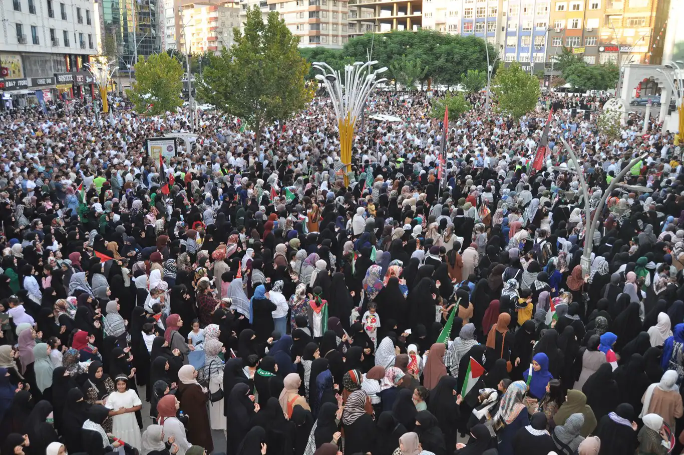 Batman'da Gazze açıklaması mitinge dönüştü: Meydanlar doldu, taştı Batman'da Gazze açıklaması mitinge dönüştü: Meydanlar doldu, taştı
