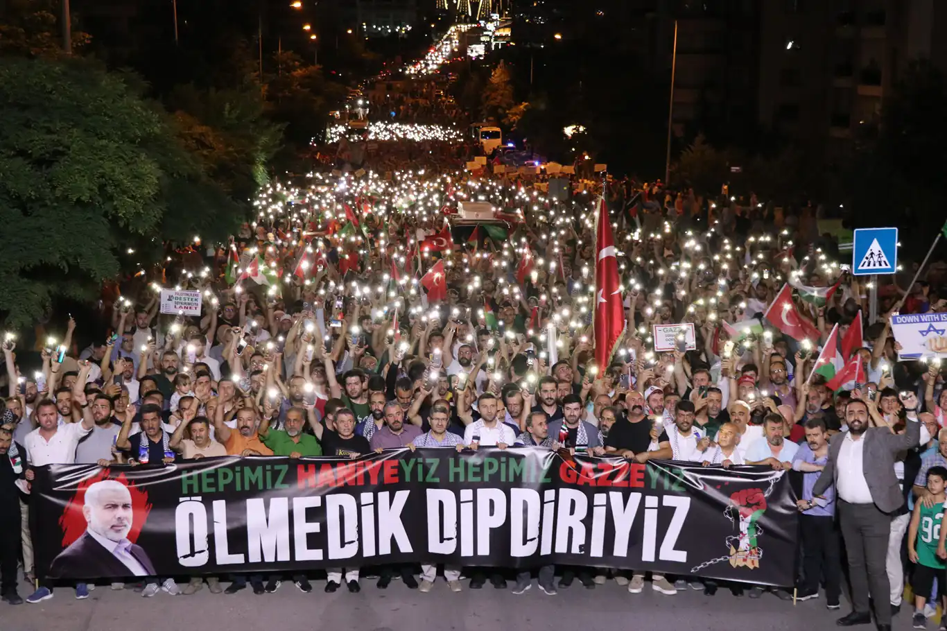 Şehid İsmail Heniyye'nin son çağrısına Ankaralılar geniş katılım gösterdi Şehid İsmail Heniyye'nin son çağrısına Ankaralılar geniş katılım gösterdi