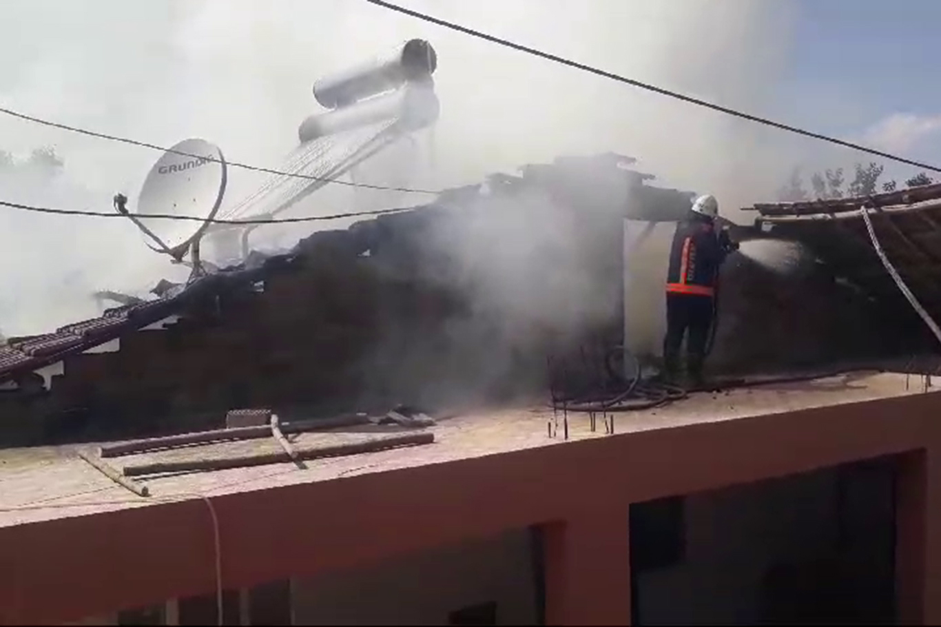 Çatı yangınında maddi hasar oluştu Çatı yangınında maddi hasar oluştu