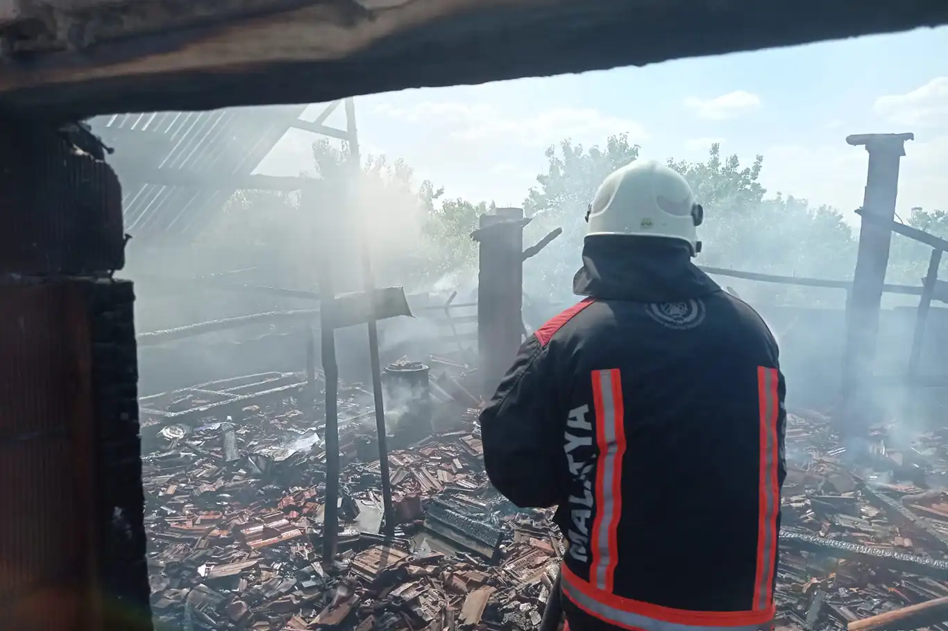 Çatı yangınında maddi hasar oluştu Çatı yangınında maddi hasar oluştu