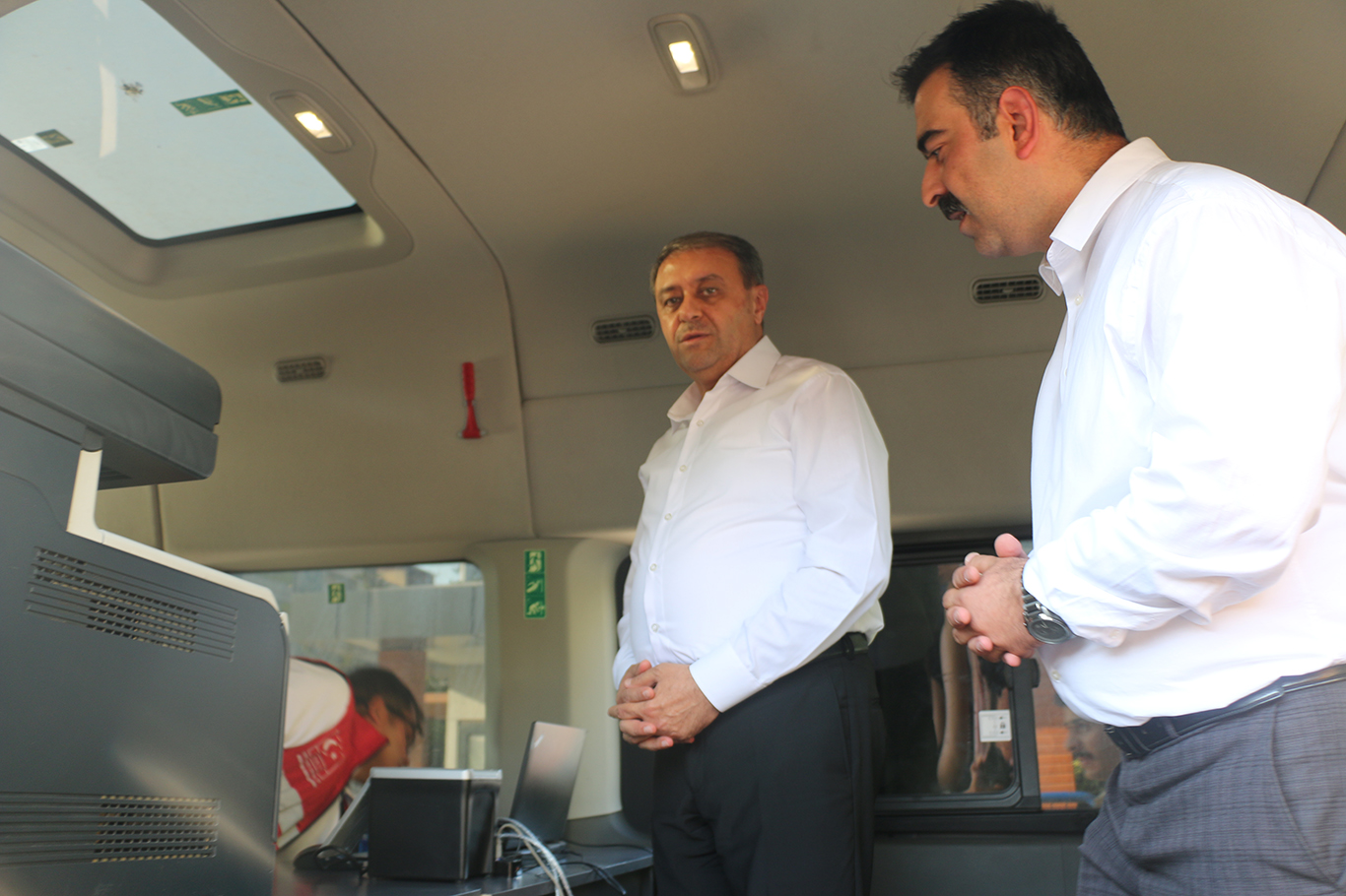 Şanlıurfa Valisi Hasan Şıldak, Rabia Meydanında bulunan Mobil Göç Noktası aracında incelemelerde bulundu