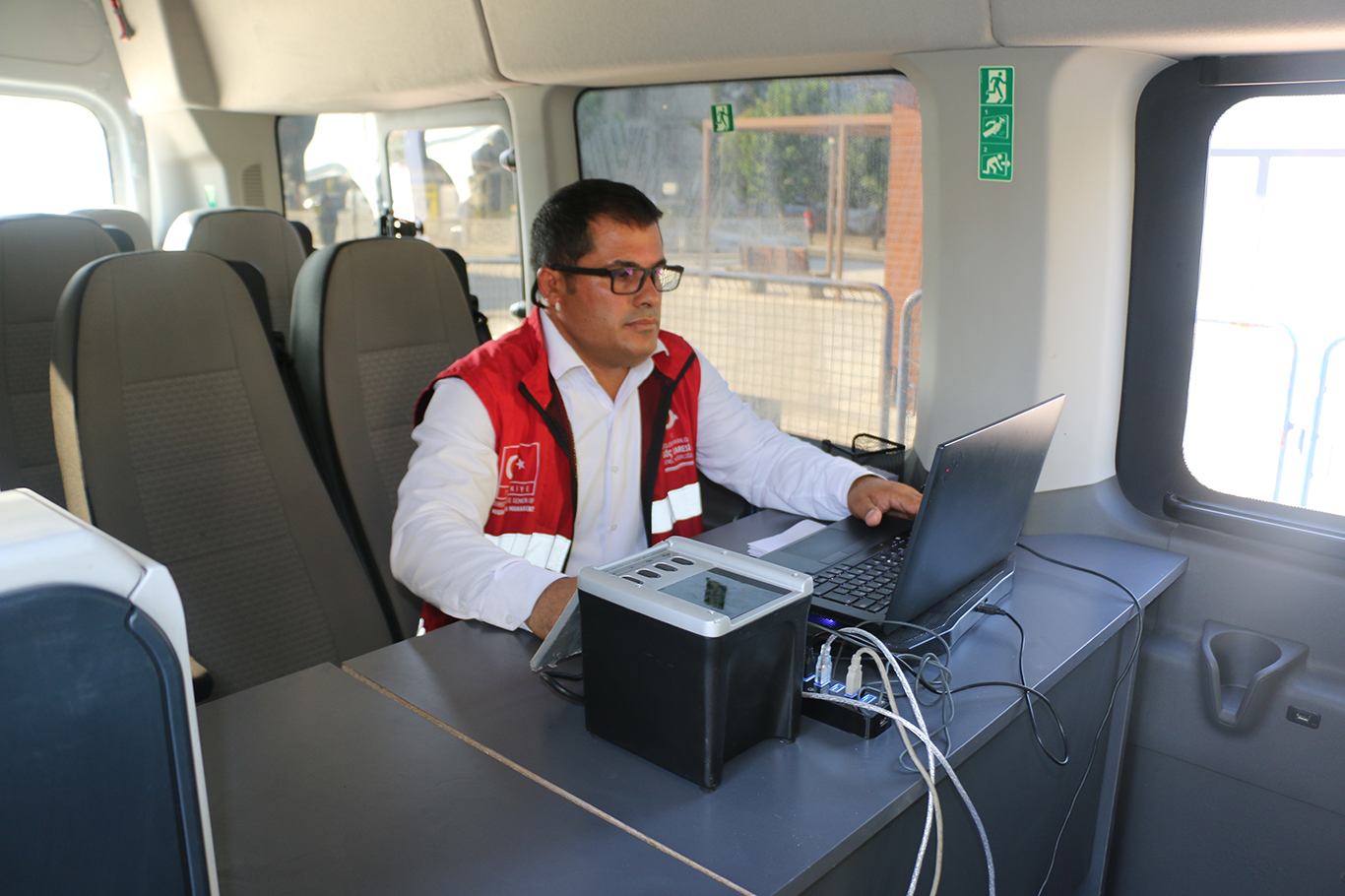 Şanlıurfa Valisi Hasan Şıldak, Rabia Meydanında bulunan Mobil Göç Noktası aracında incelemelerde bulundu