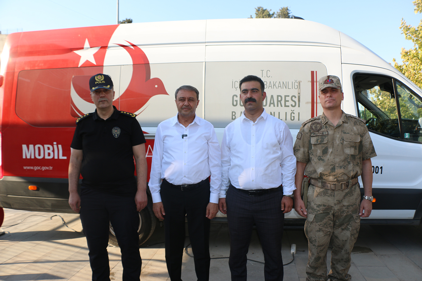 Şanlıurfa Valisi Hasan Şıldak, Rabia Meydanında bulunan Mobil Göç Noktası aracında incelemelerde bulundu