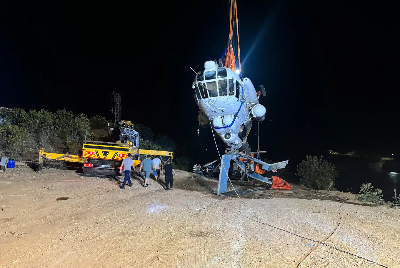 Adana'da baraj gölüne düşen helikopter çıkarıldı Adana'da baraj gölüne düşen helikopter çıkarıldı