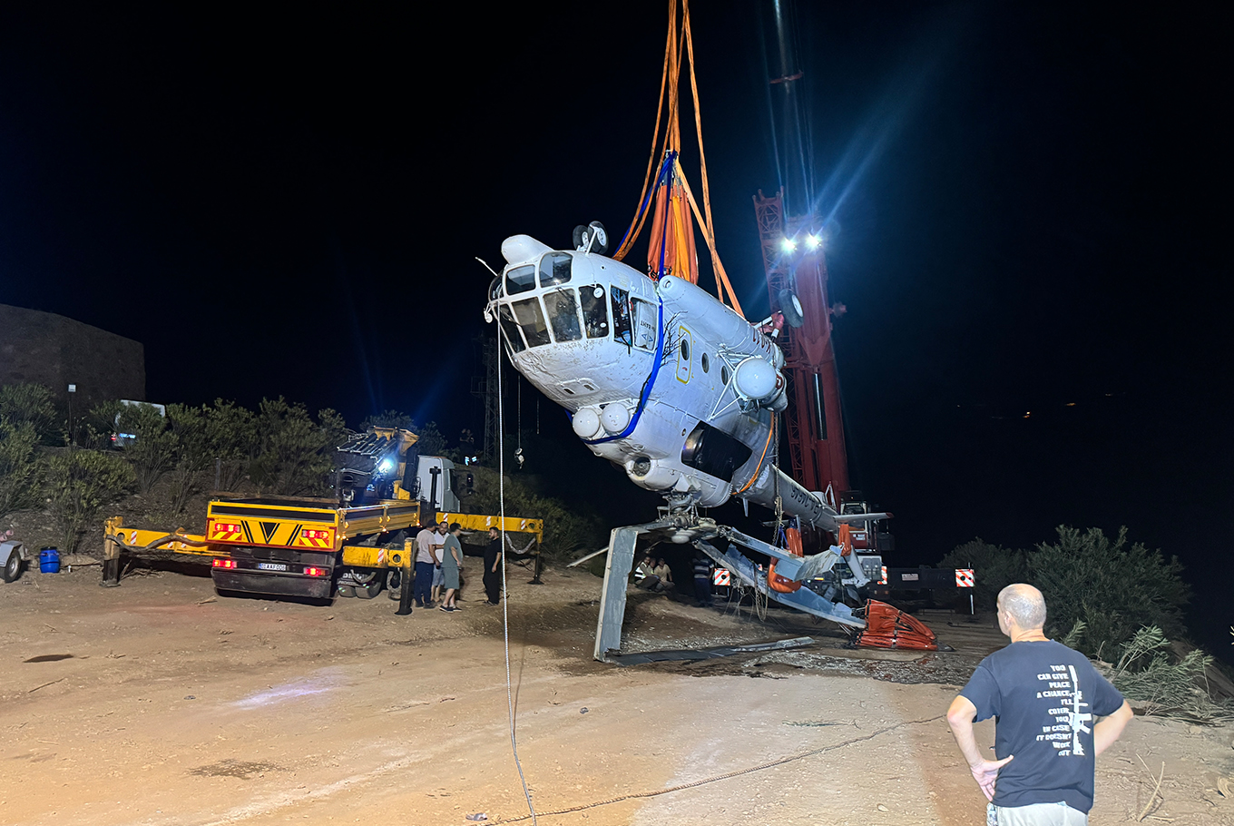 Adana'da baraj gölüne düşen helikopter çıkarıldı Adana'da baraj gölüne düşen helikopter çıkarıldı