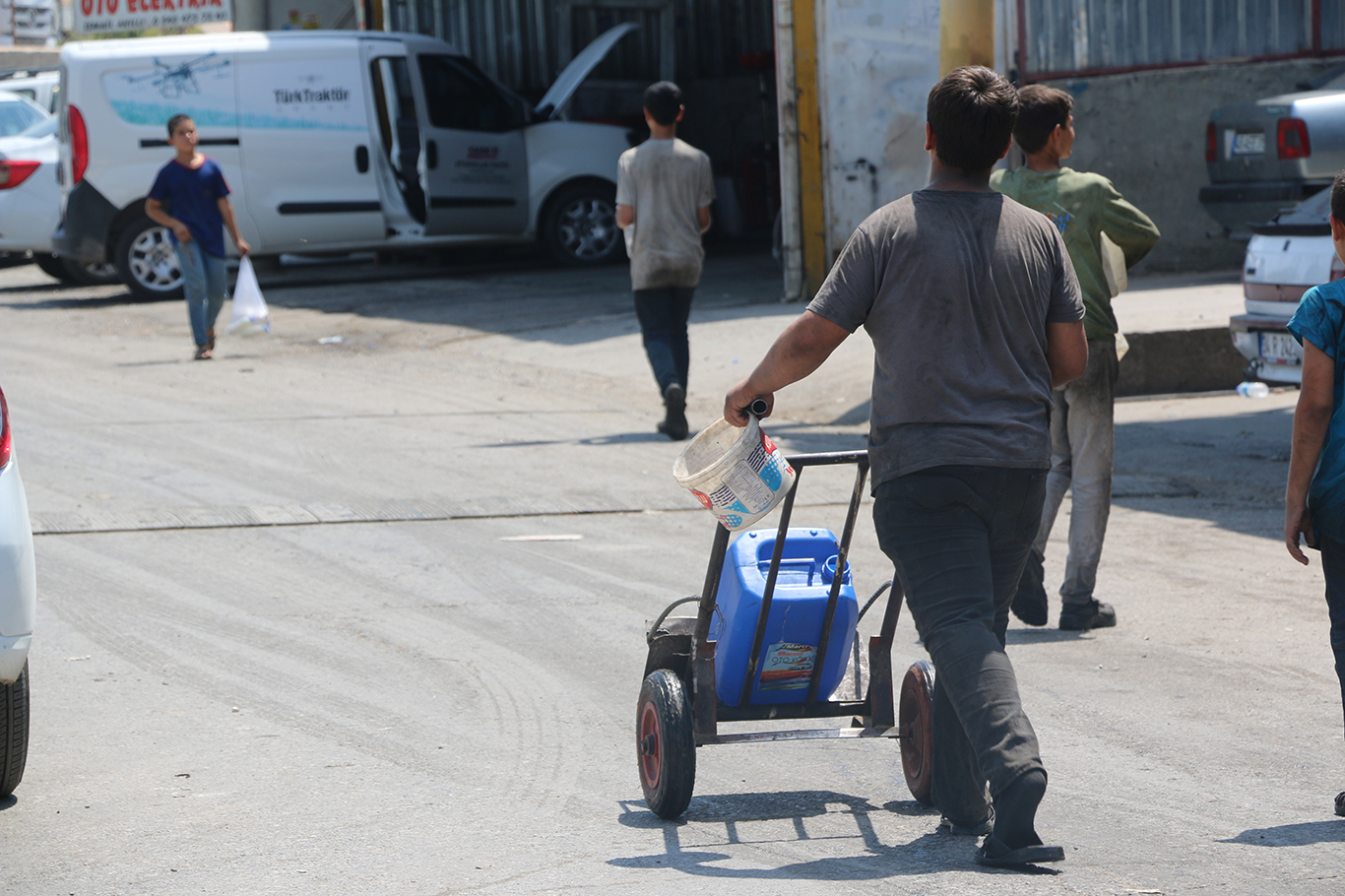 Susuz kalan sanayi esnafı, hazır sularla iş yapmaya çalışıyor