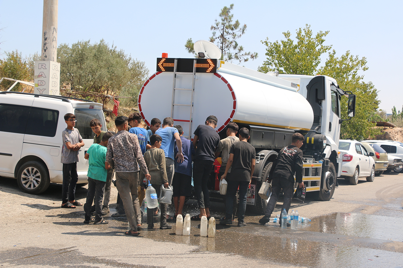 Susuz kalan sanayi esnafı, hazır sularla iş yapmaya çalışıyor