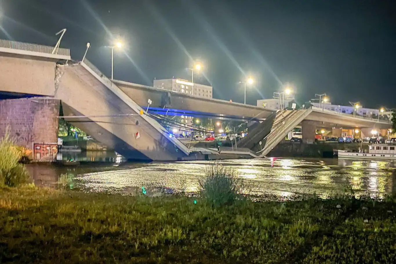 Almanya'da bir köprü kısmen çöktü Almanya'da bir köprü kısmen çöktü