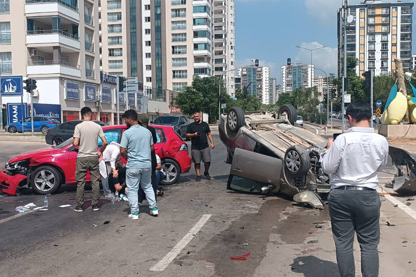 Adana'da dönel kavşakta kaza: 3 yaralı Adana'da dönel kavşakta kaza: 3 yaralı