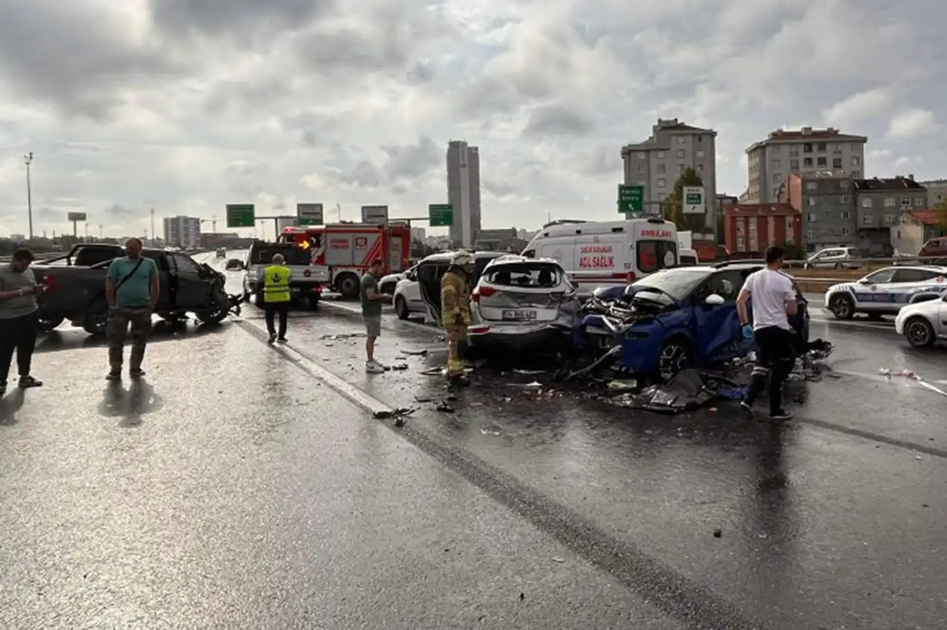 İstanbul TEM Otoyolu'nda zincirleme kaza: 2 ölü, 4 yaralı