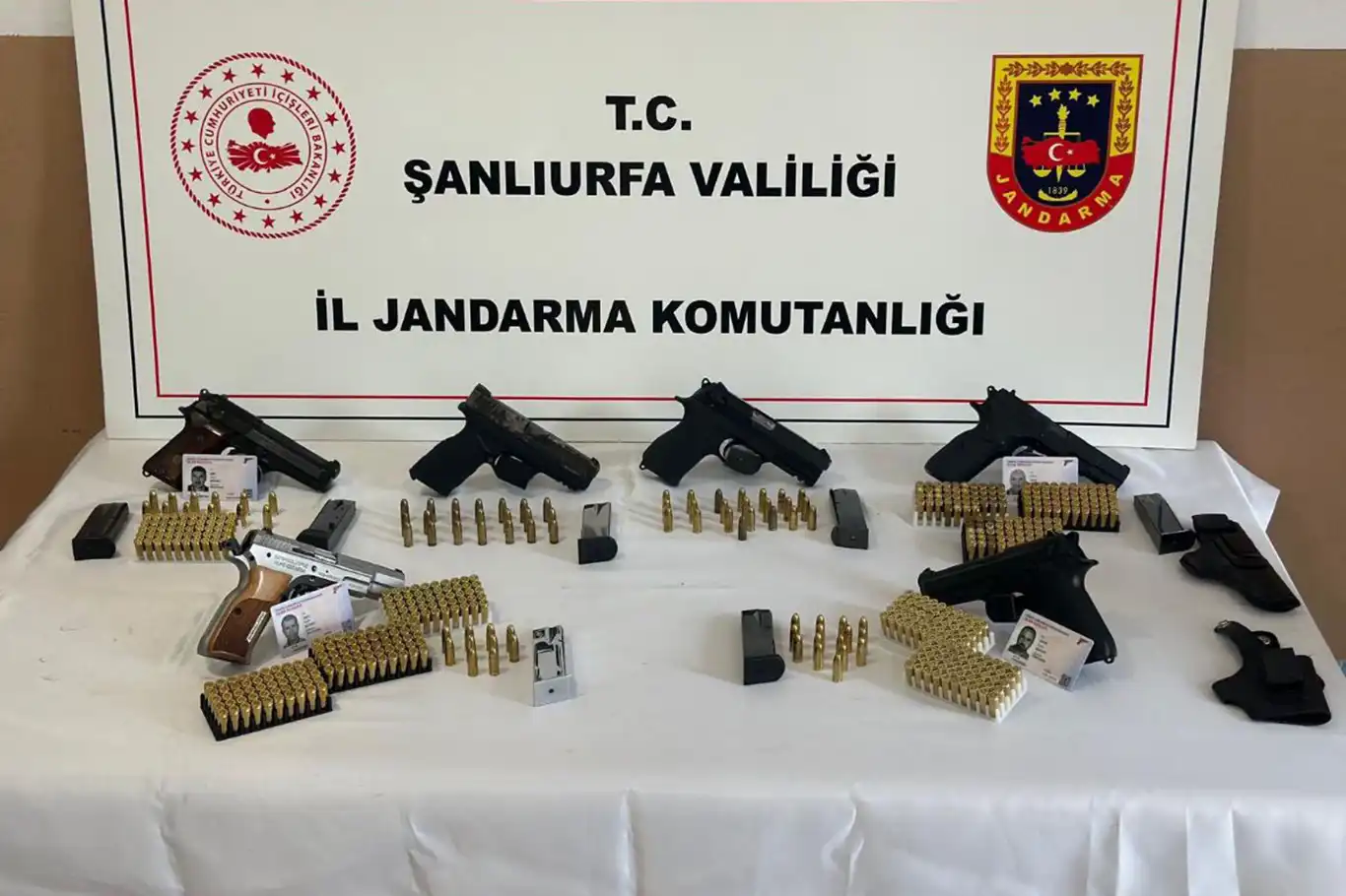 Şanlıurfa'da sünnet düğününde silah sıkan 5 kişi yakalandı Şanlıurfa'da sünnet düğününde silah sıkan 5 kişi yakalandı