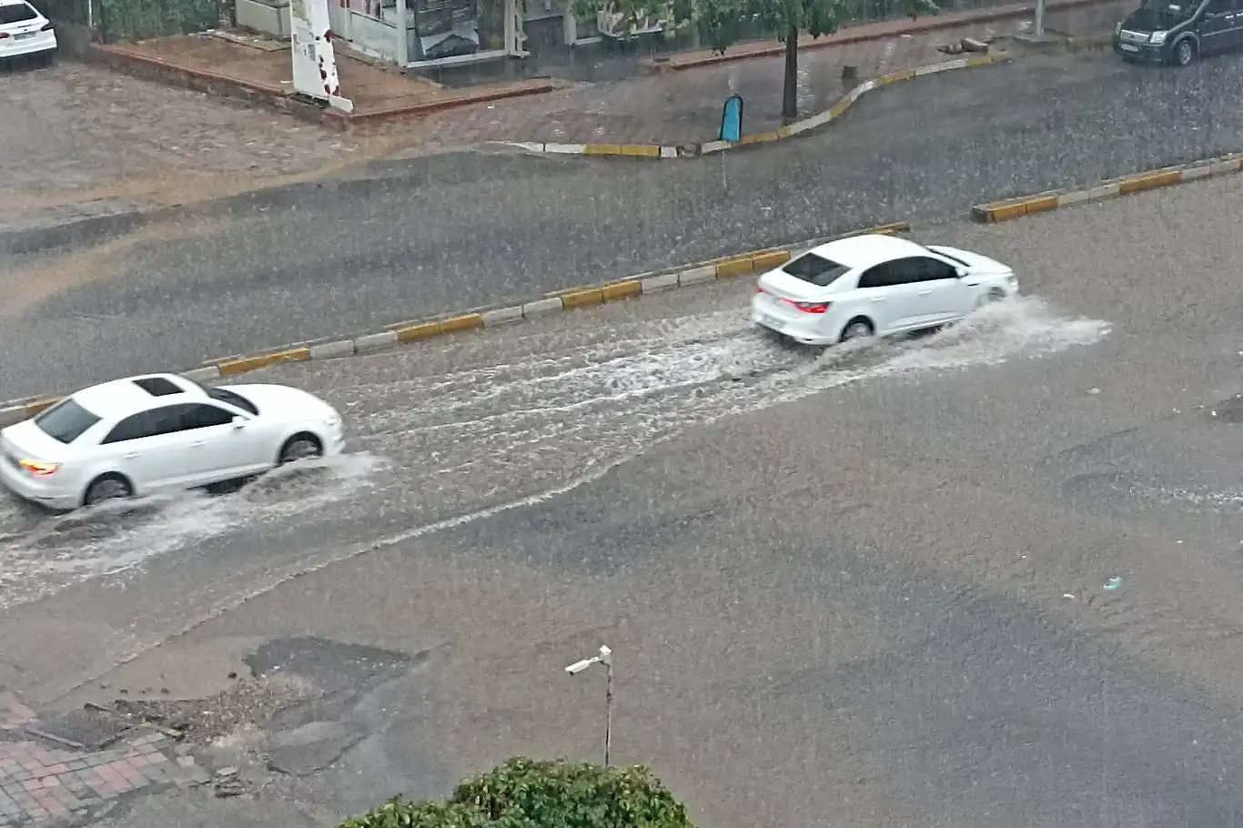 Diyarbakır'da dolu ve yağış etkili oldu Diyarbakır'da dolu ve yağış etkili oldu
