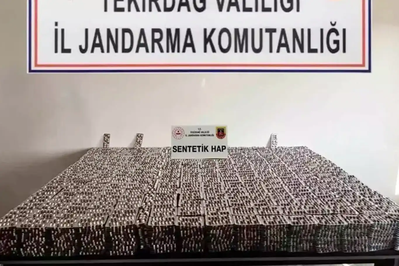 Terk edilmiş araçta 55 bin sentetik ecza ele geçirildi Terk edilmiş araçta 55 bin sentetik ecza ele geçirildi