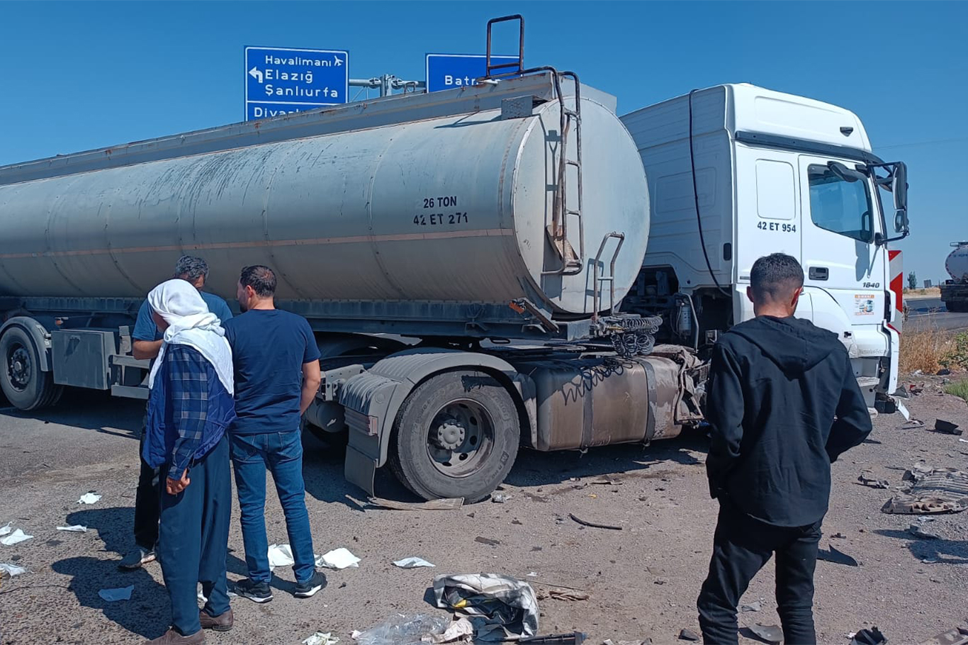 Diyarbakır'da TIR ile otomobil çarpıştı: 4 yaralı Diyarbakır'da TIR ile otomobil çarpıştı: 4 yaralı