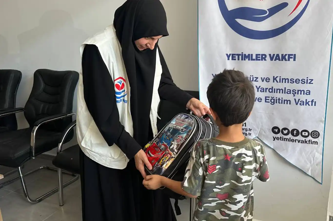 Yetimler Vakfı Van’da yetim çocuklara kırtasiye yardımında bulundu