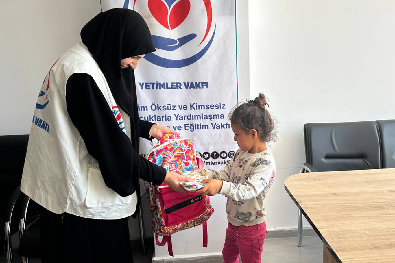 Yetimler Vakfı Van’da yetim çocuklara kırtasiye yardımında bulundu