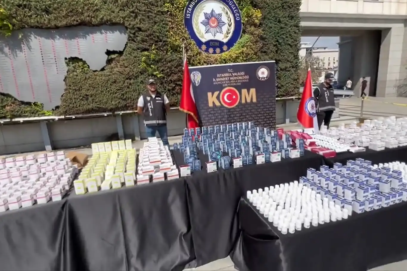 İstanbul'da 150 milyon liralık kaçak ilaç operasyonu İstanbul'da 150 milyon liralık kaçak ilaç operasyonu