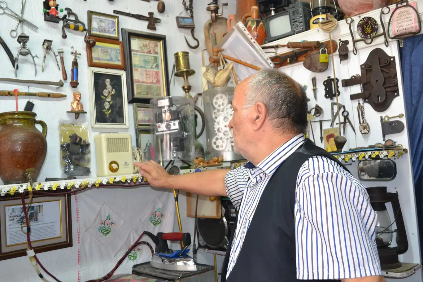 Antika meraklısı emekli terzi 15 metrekarelik dükkanında oluşturduğu müzeyle geçmişi yaşatıyor Antika meraklısı emekli terzi 15 metrekarelik dükkanında oluşturduğu müzeyle geçmişi yaşatıyor