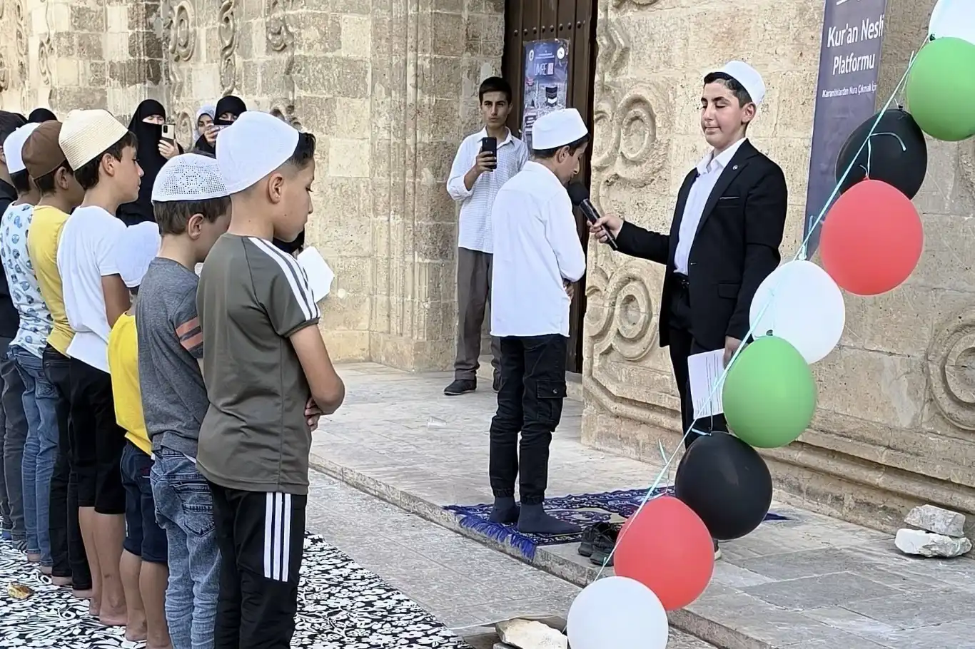 Kızıltepe’de onlarca kız ve erkek öğrenci ‘Hayat Namazla Güzeldir’ dedi Kızıltepe’de onlarca kız ve erkek öğrenci ‘Hayat Namazla Güzeldir’ dedi