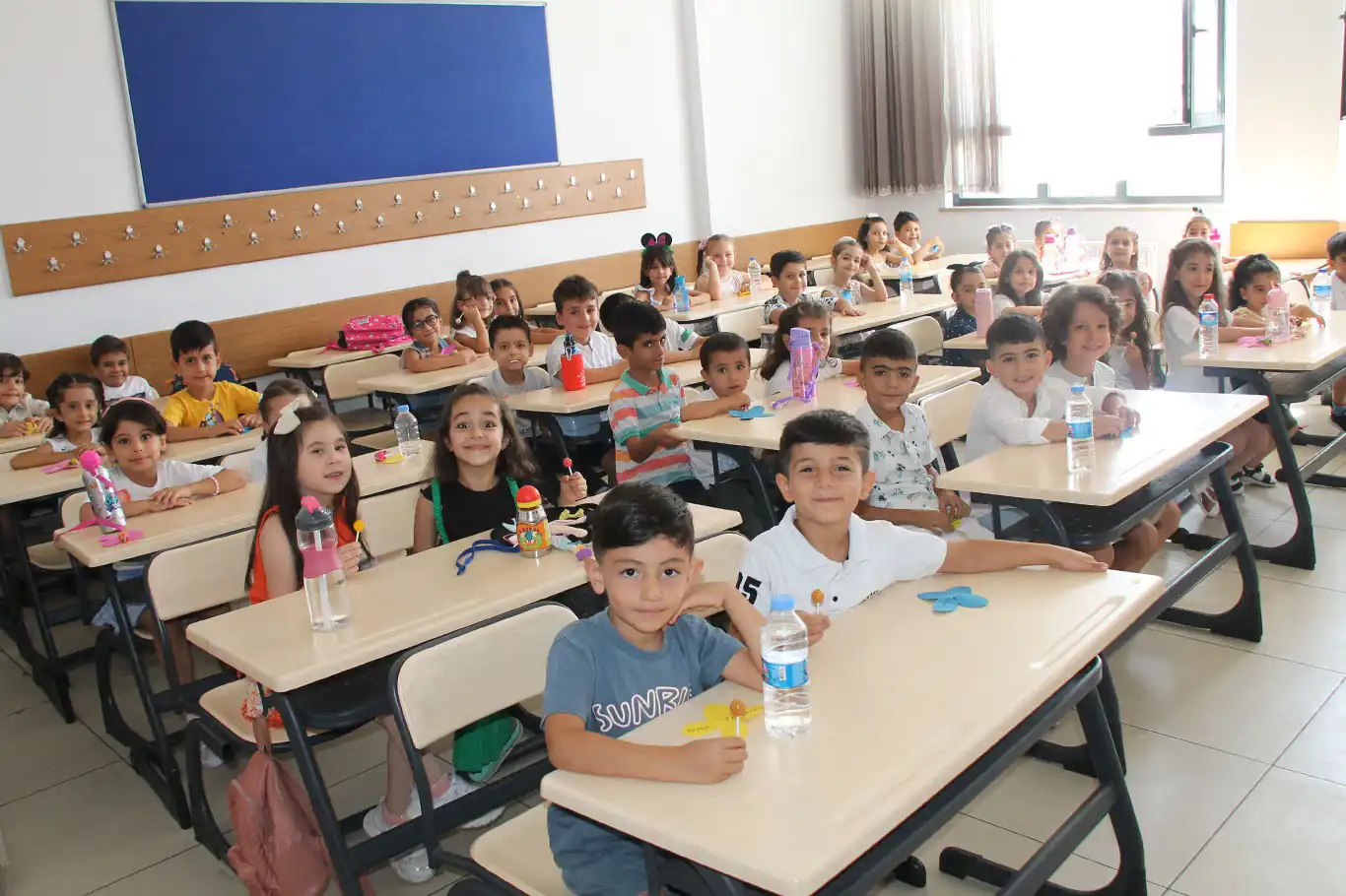 Okullar açıldı, 20 milyondan fazla öğrenci için ilk ders zili çaldı Okullar açıldı, 20 milyondan fazla öğrenci için ilk ders zili çaldı
