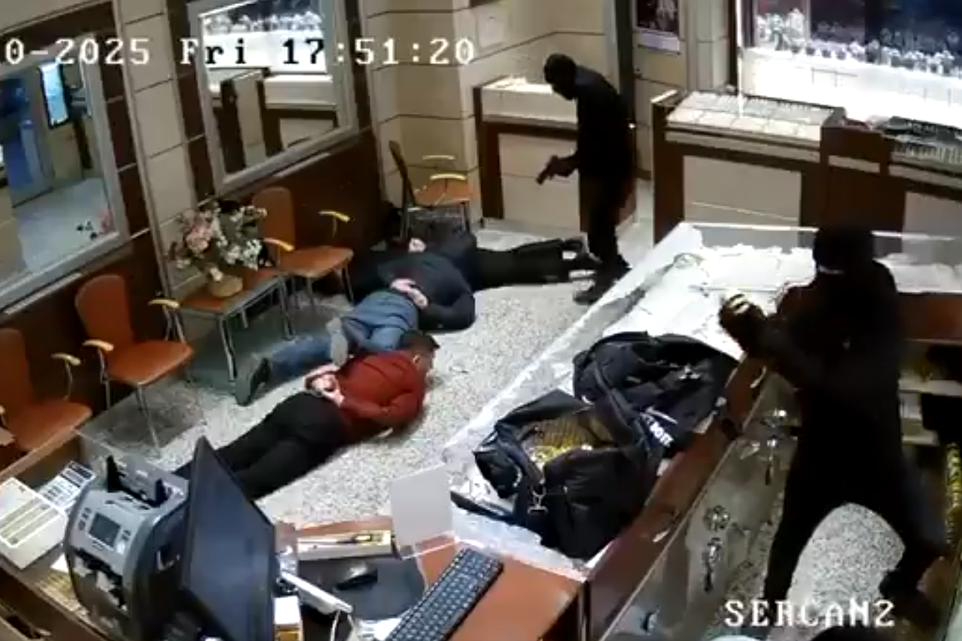 Safranbolu'da kuyumcu soygunu: 20 kilo altın çalındı Safranbolu'da kuyumcu soygunu: 20 kilo altın çalındı