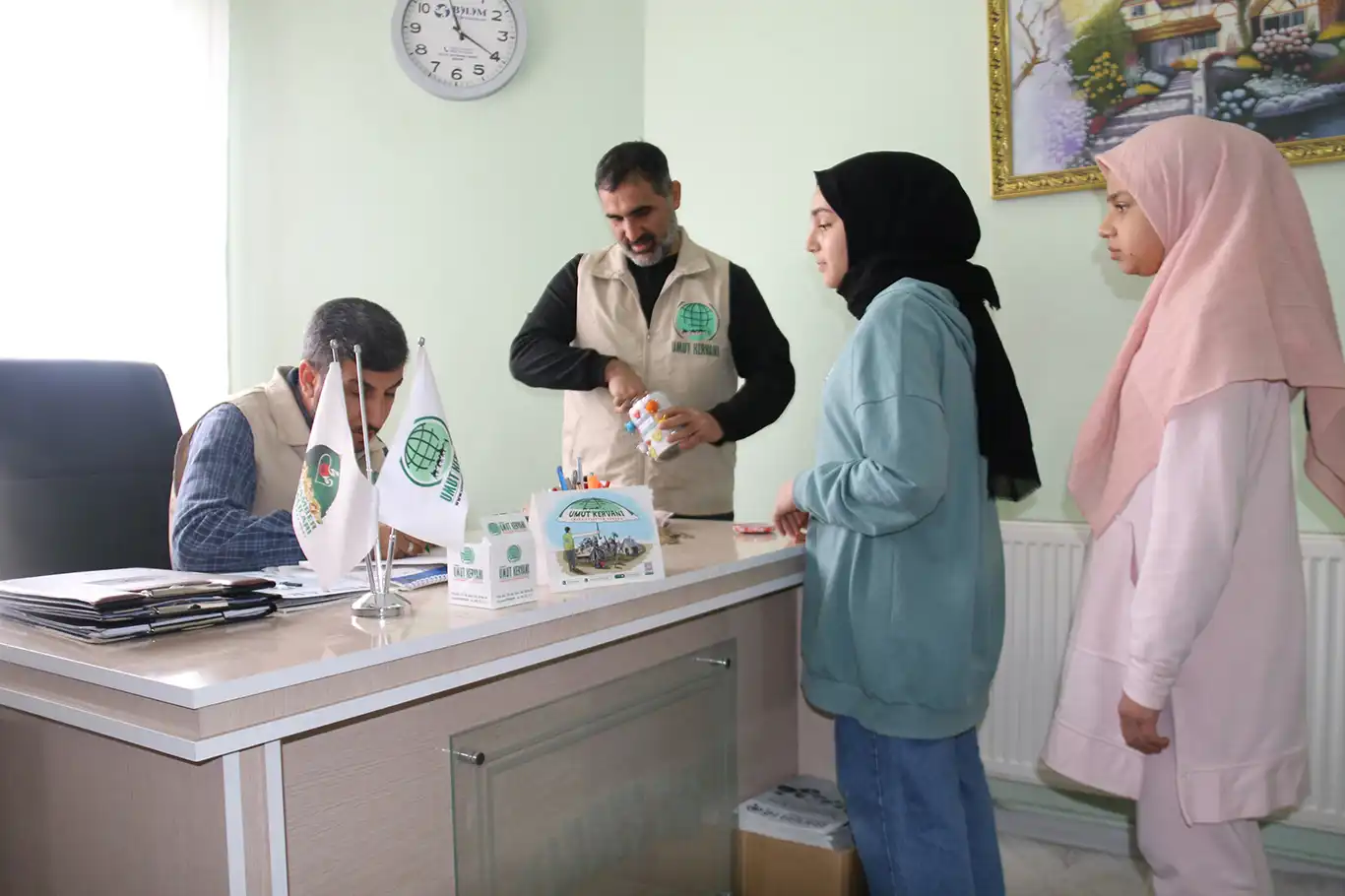 Minik çocuklar, kumbaralarında biriktirdikleri parayı Gazze'ye bağışladı Minik çocuklar, kumbaralarında biriktirdikleri parayı Gazze'ye bağışladı
