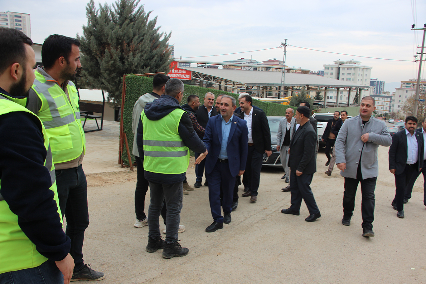HÜDA PAR Milletvekili Şahzade Demir depremzedeleri ziyaret etti