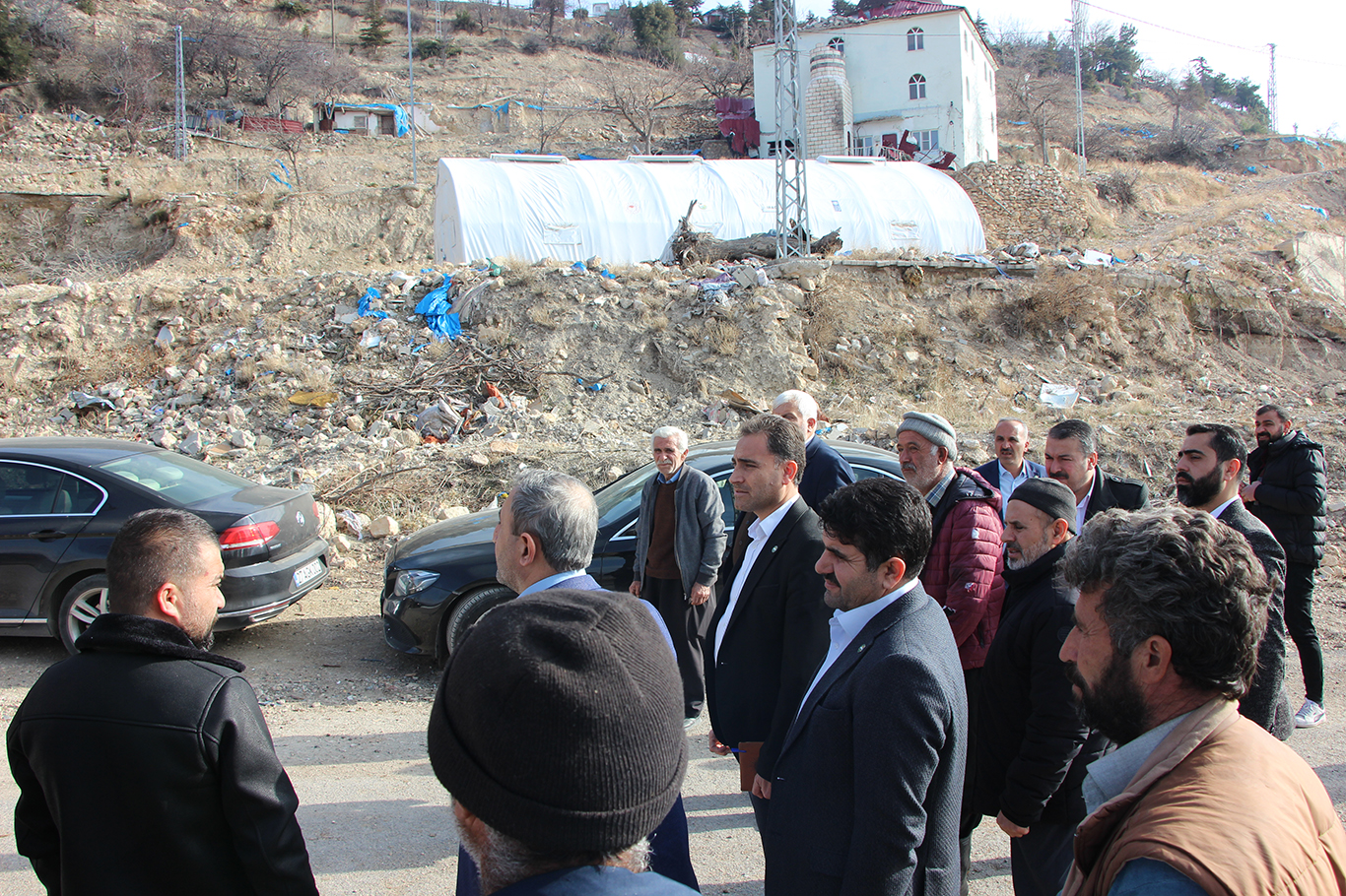 HÜDA PAR Milletvekili Şahzade Demir depremzedeleri ziyaret etti