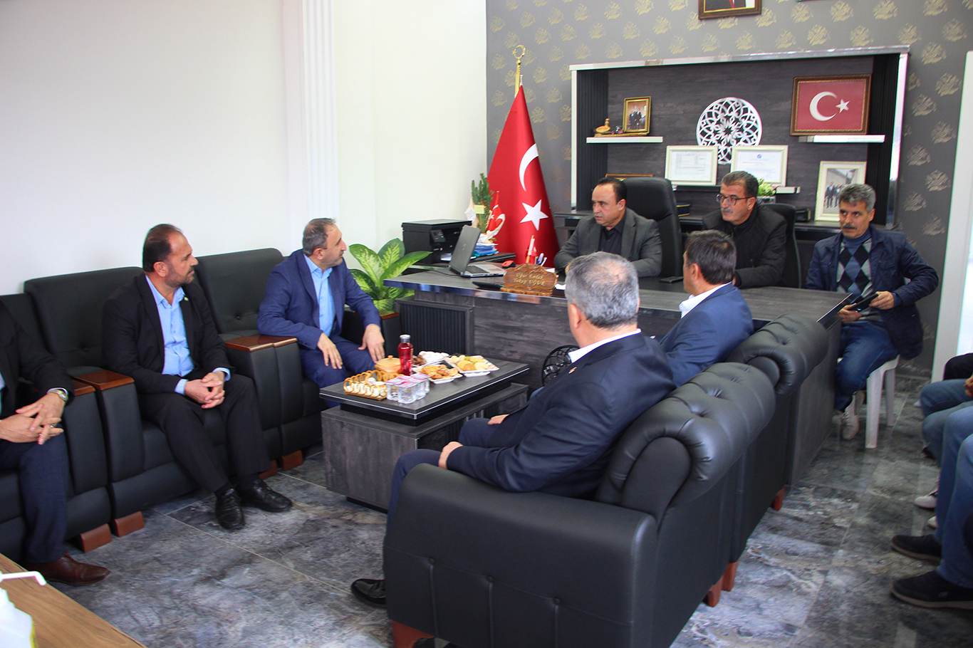 HÜDA PAR Milletvekili Şahzade Demir depremzedeleri ziyaret etti