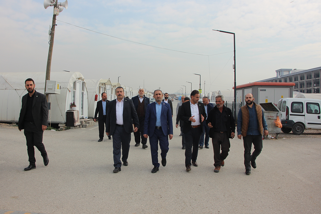 HÜDA PAR Milletvekili Şahzade Demir depremzedeleri ziyaret etti