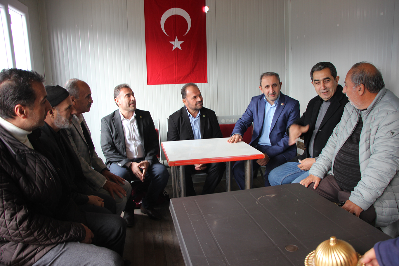 HÜDA PAR Milletvekili Şahzade Demir depremzedeleri ziyaret etti