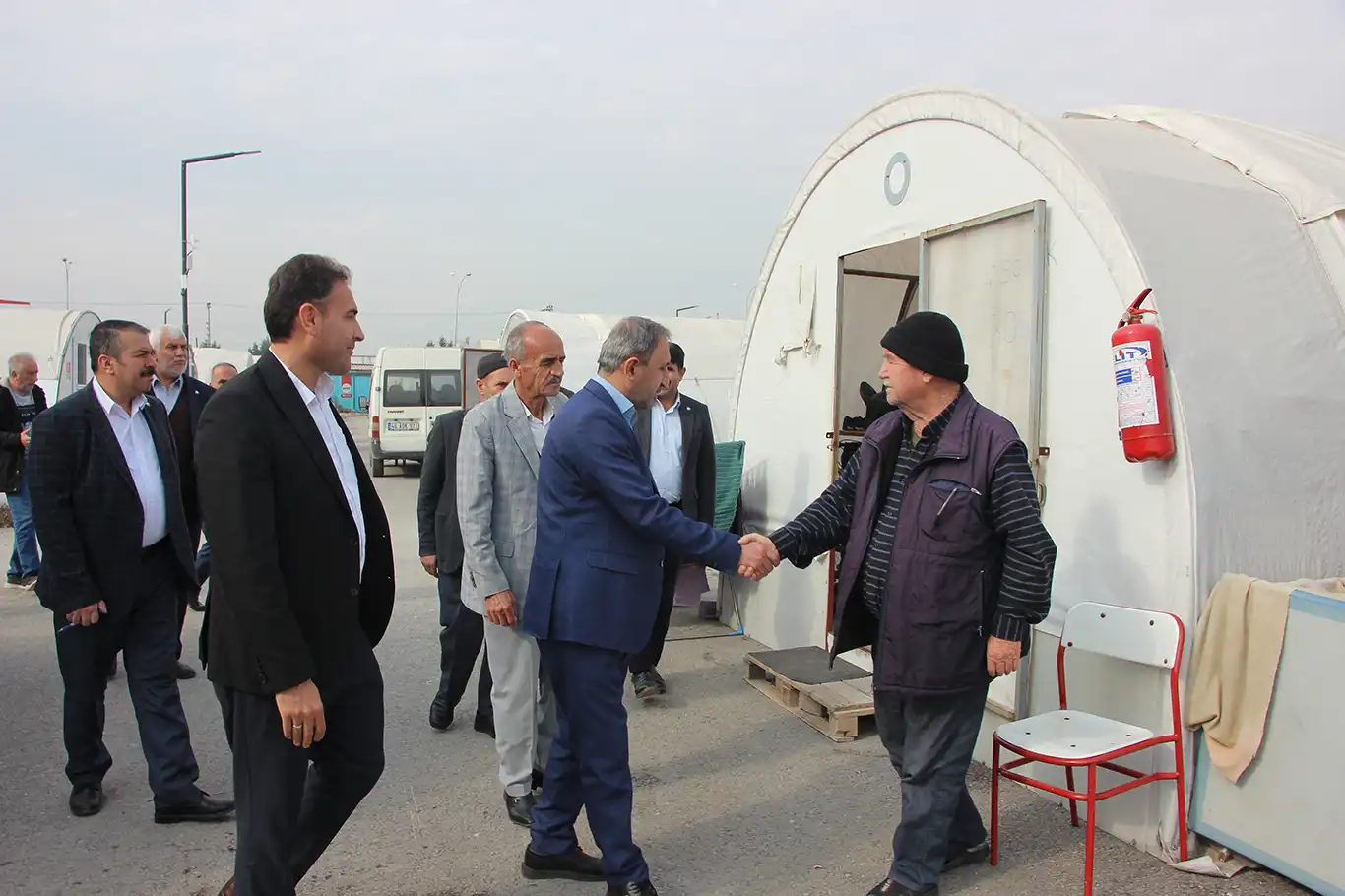 HÜDA PAR Milletvekili Demir depremzedeleri ziyaret etti HÜDA PAR Milletvekili Demir depremzedeleri ziyaret etti