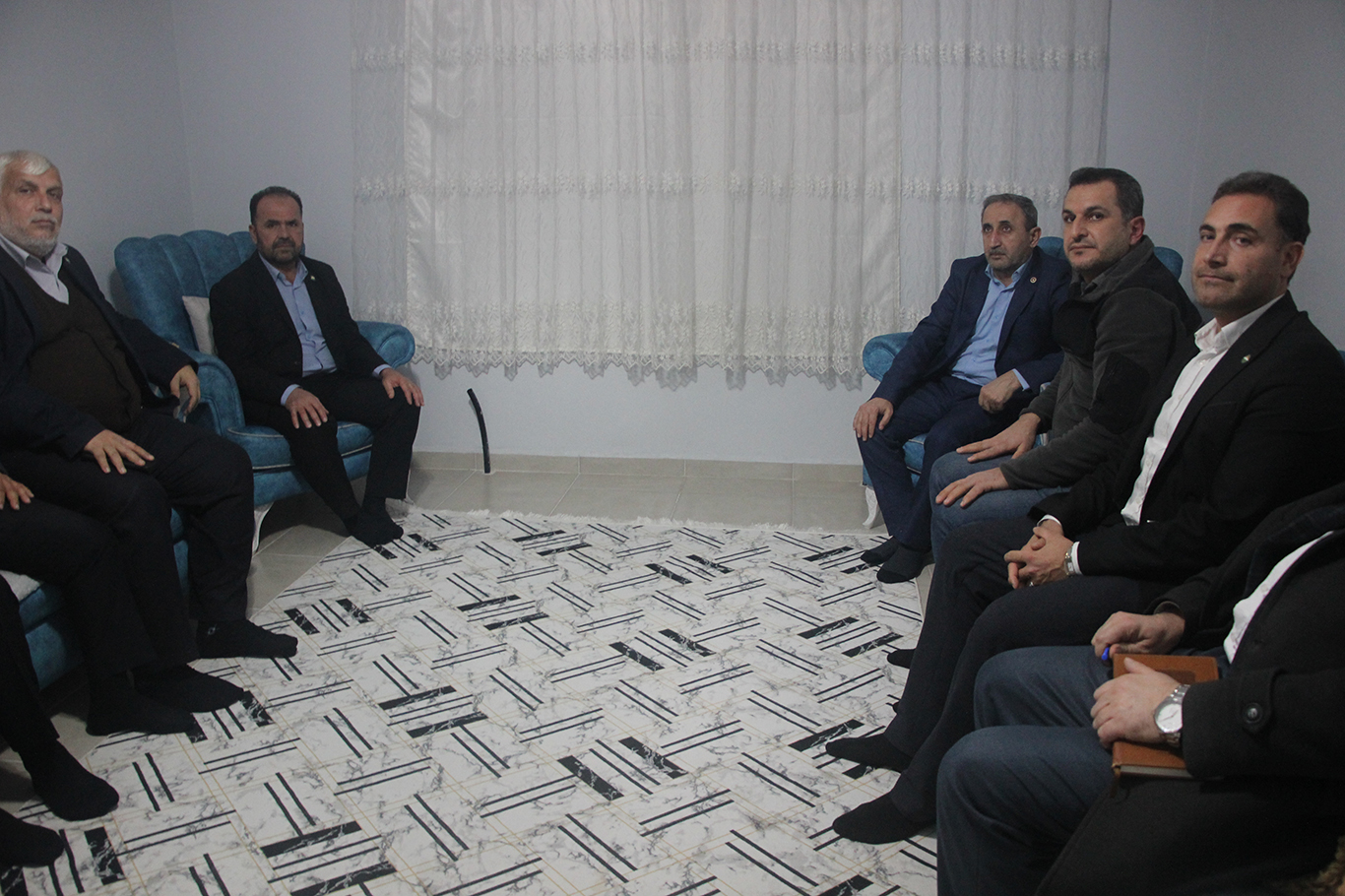 HÜDA PAR Milletvekili Şahzade Demir depremzedeleri ziyaret etti