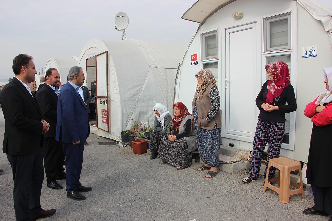 HÜDA PAR Milletvekili Şahzade Demir depremzedeleri ziyaret etti