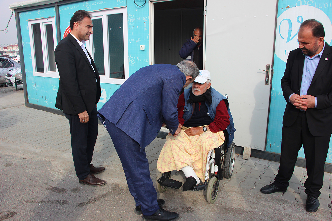 HÜDA PAR Milletvekili Şahzade Demir depremzedeleri ziyaret etti