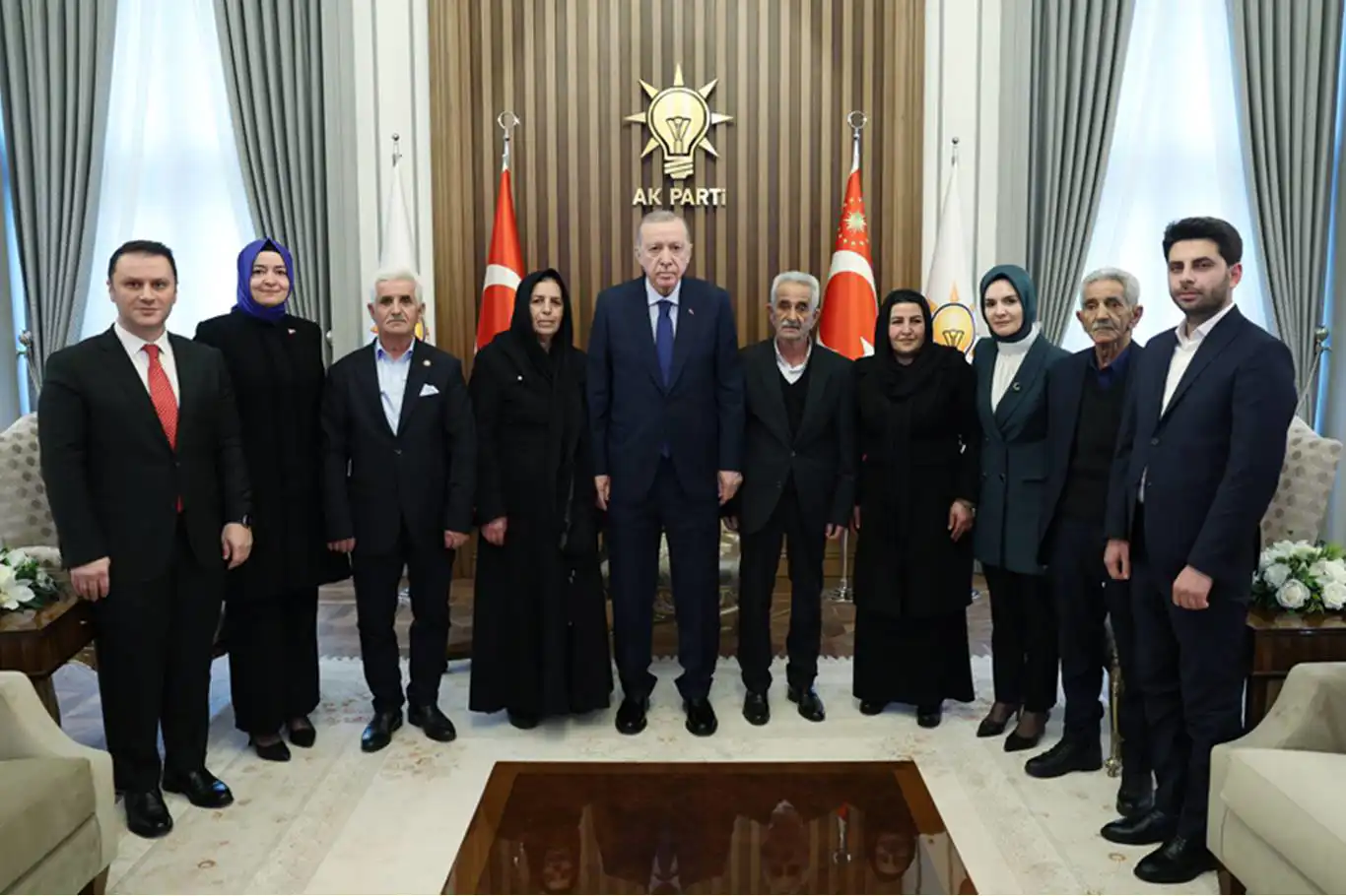 Cumhurbaşkanı Erdoğan, PKK'nın "İkiyaka" katliamında ölenlerin aileleriyle görüştü Cumhurbaşkanı Erdoğan, PKK'nın "İkiyaka" katliamında ölenlerin aileleriyle görüştü
