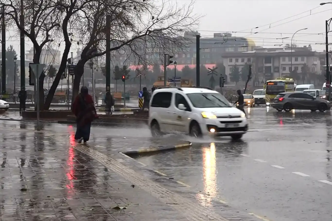 Meteorolojiden kuvvetli yağış uyarısı Meteorolojiden kuvvetli yağış uyarısı