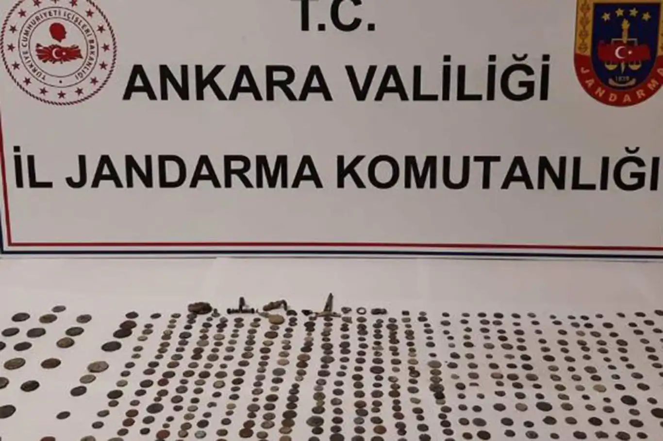 Ankara’da tarihi eser operasyonu: 530 parça obje ve sikke ele geçirildi Ankara’da tarihi eser operasyonu: 530 parça obje ve sikke ele geçirildi