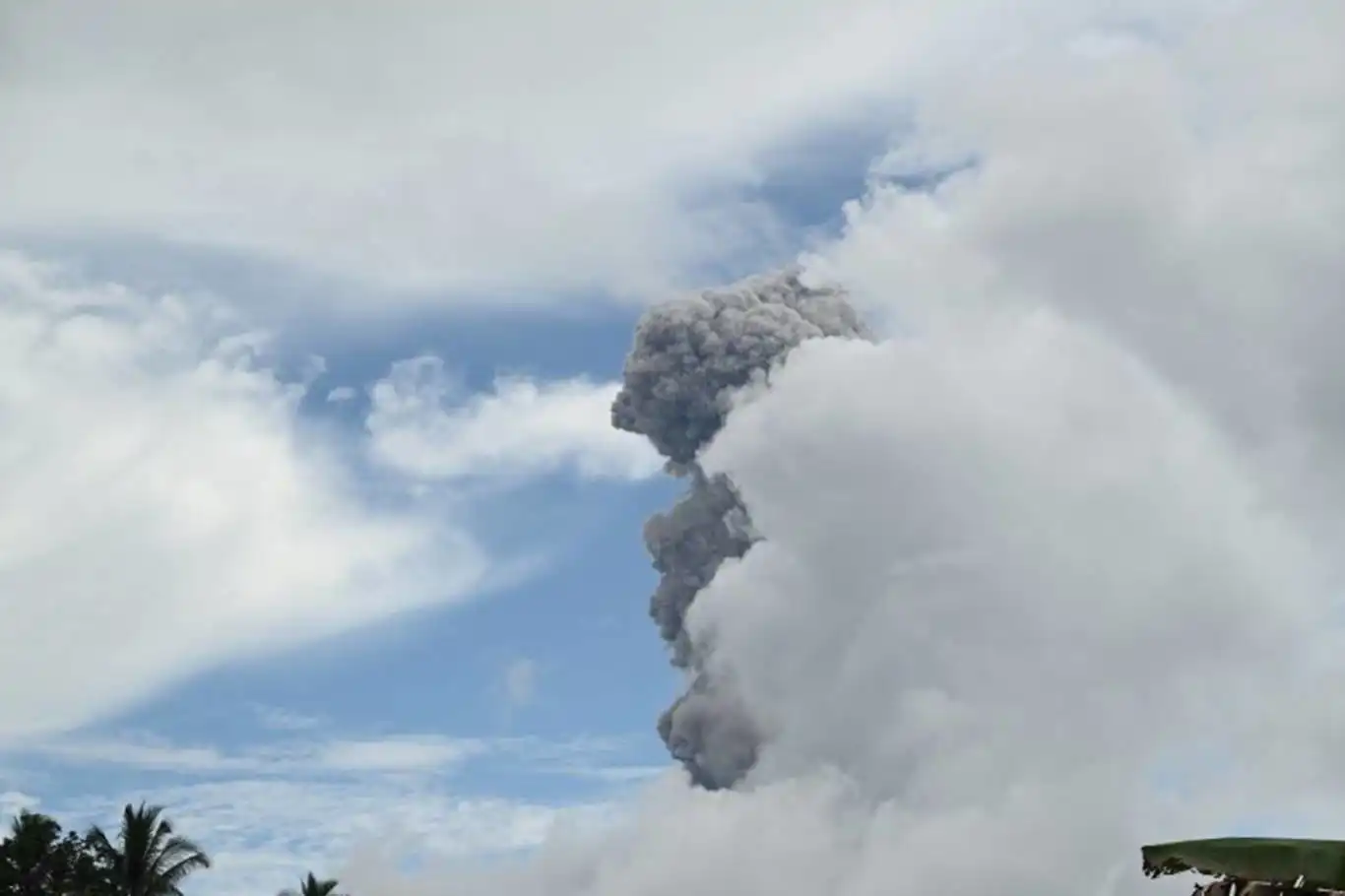 Thousands evacuated after Mount Ibu erupts in eastern Indonesia Thousands evacuated after Mount Ibu erupts in eastern Indonesia