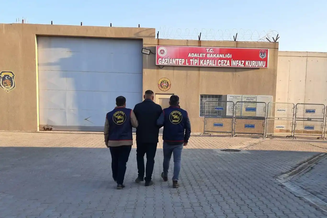 Kesinleşmiş 11 yıl hapis cezası bulunan şahıs yakalandı Kesinleşmiş 11 yıl hapis cezası bulunan şahıs yakalandı
