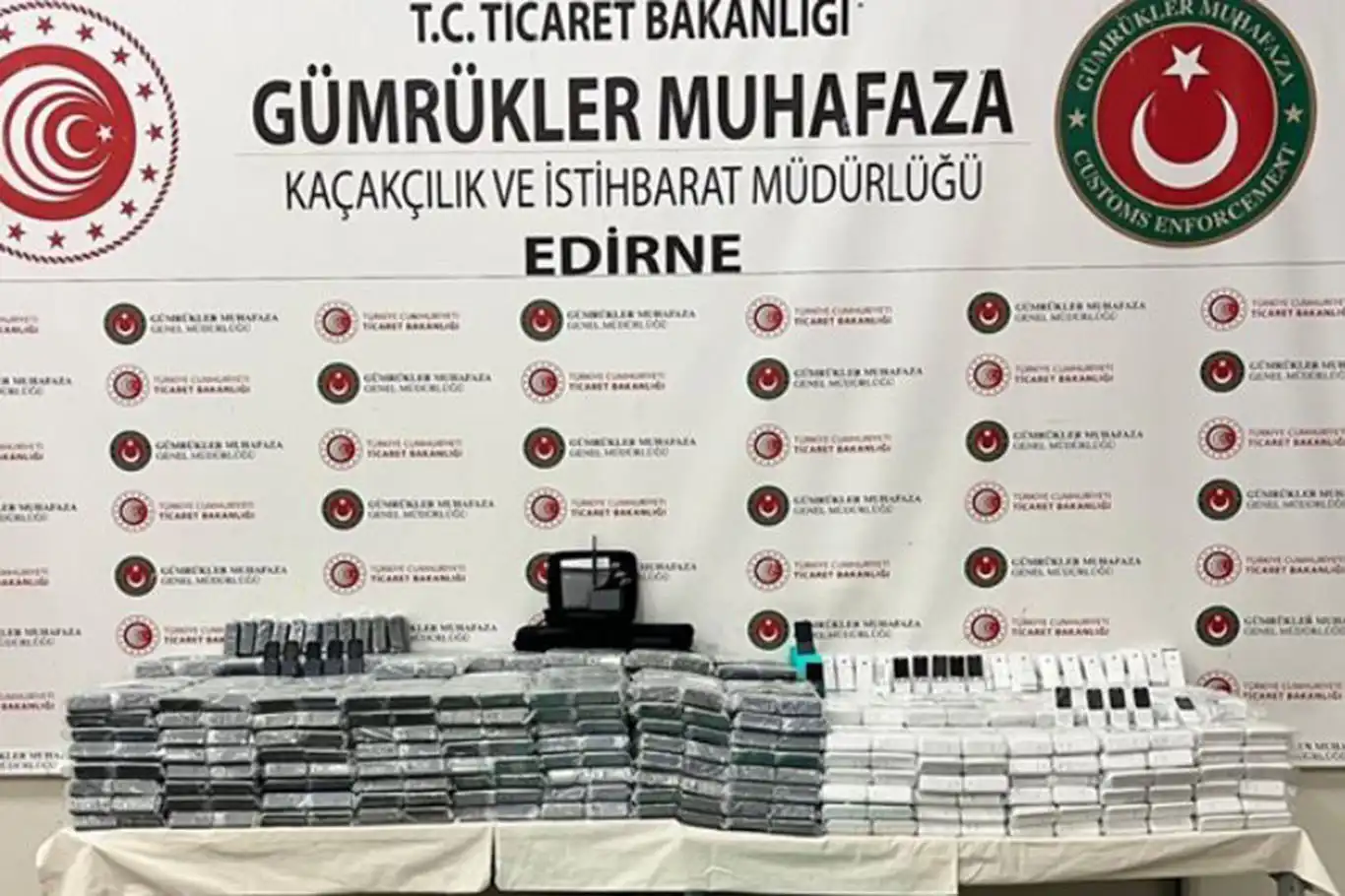Kapıkule’de binlerce kaçak eşya ele geçirildi Kapıkule’de binlerce kaçak eşya ele geçirildi