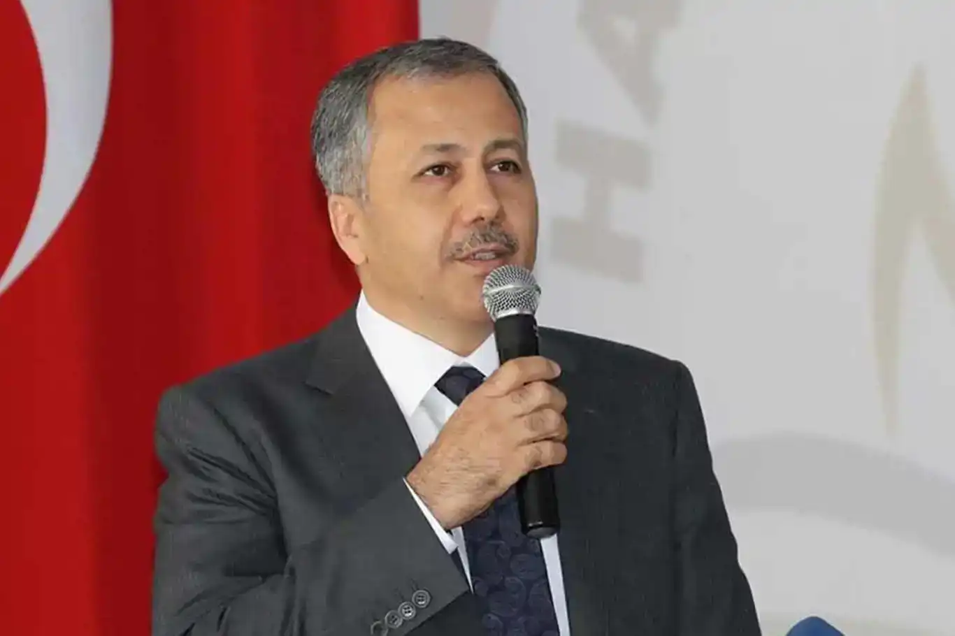 İçişleri Bakanı Yerlikaya'dan Hakkari'de köpek saldırısında ölen kız çocuğu hakkında açıklama İçişleri Bakanı Yerlikaya'dan Hakkari'de köpek saldırısında ölen kız çocuğu hakkında açıklama