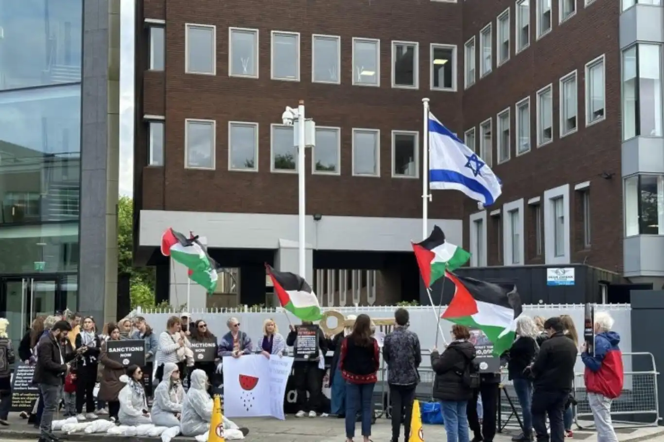 ليحولها إلى متحف فلسطيني..رجل أعمال فلسطيني يشرع بشراء السفارة الصهيونية في إيرلندا ليحولها إلى متحف فلسطيني..رجل أعمال فلسطيني يشرع بشراء السفارة الصهيونية في إيرلندا