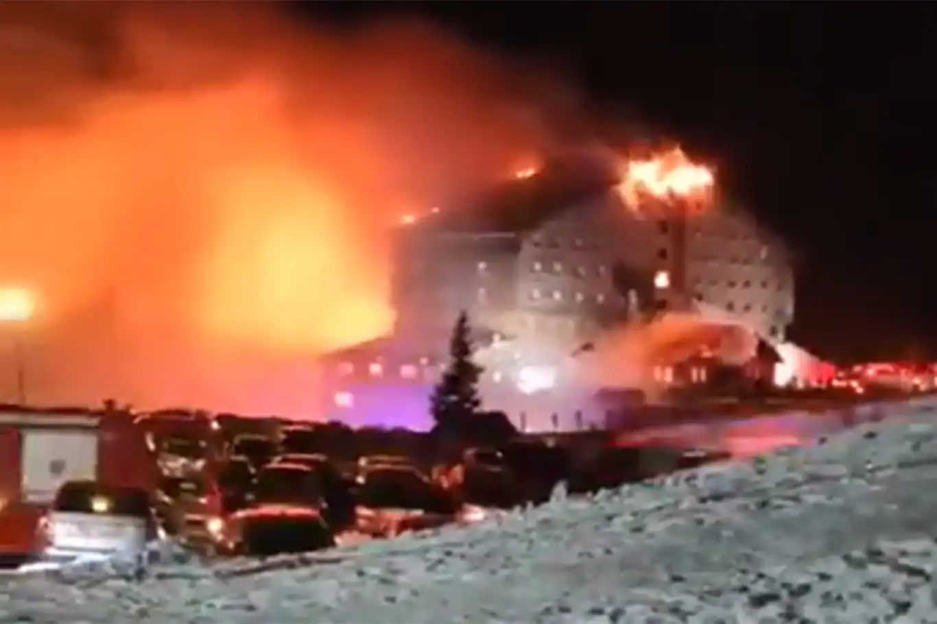 Bolu'da otel yangını: En az 10 ölü, 32 yaralı Bolu'da otel yangını: En az 10 ölü, 32 yaralı