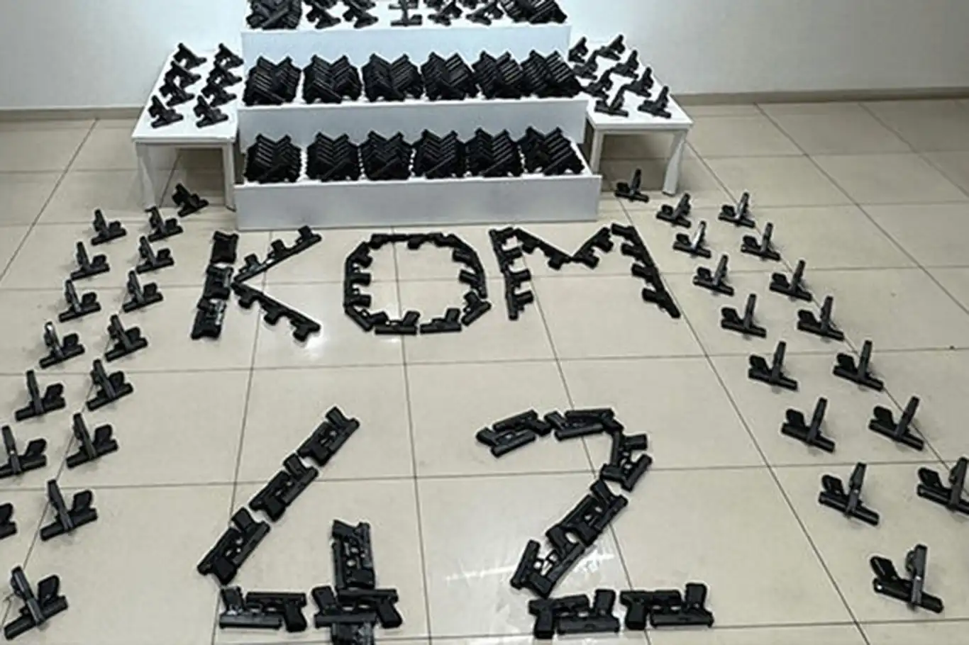 Konya'da 400 adet kaçak silah ele geçirildi: Baba ve oğlu tutuklandı Konya'da 400 adet kaçak silah ele geçirildi: Baba ve oğlu tutuklandı