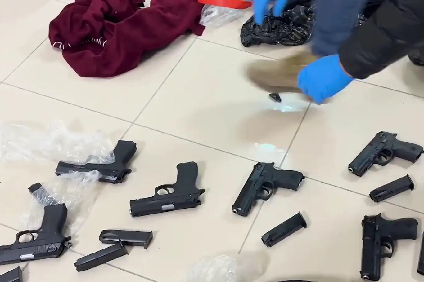 Malatya'da silah kaçakçılığı operasyonu: 7 gözaltı Malatya'da silah kaçakçılığı operasyonu: 7 gözaltı