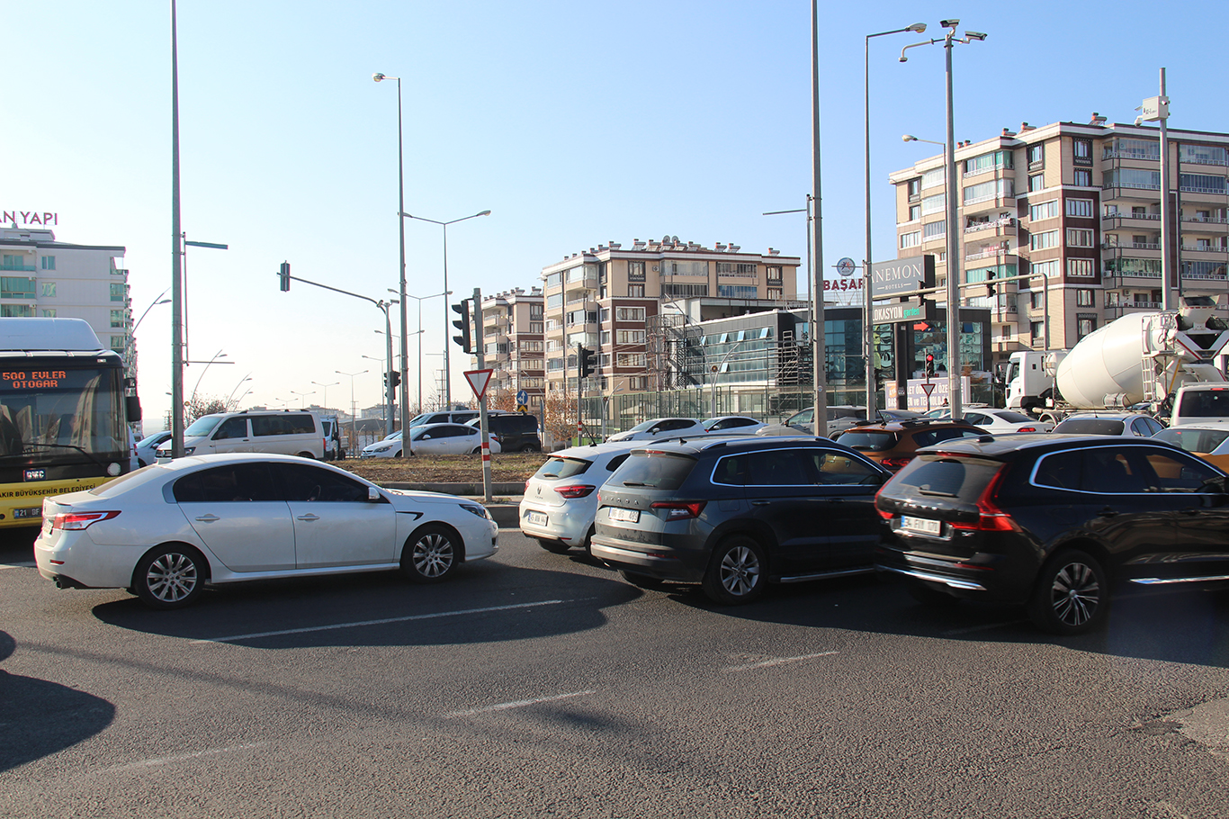 Tepeşehir Kavşağı'nda trafik çilesi günden güne artıyor