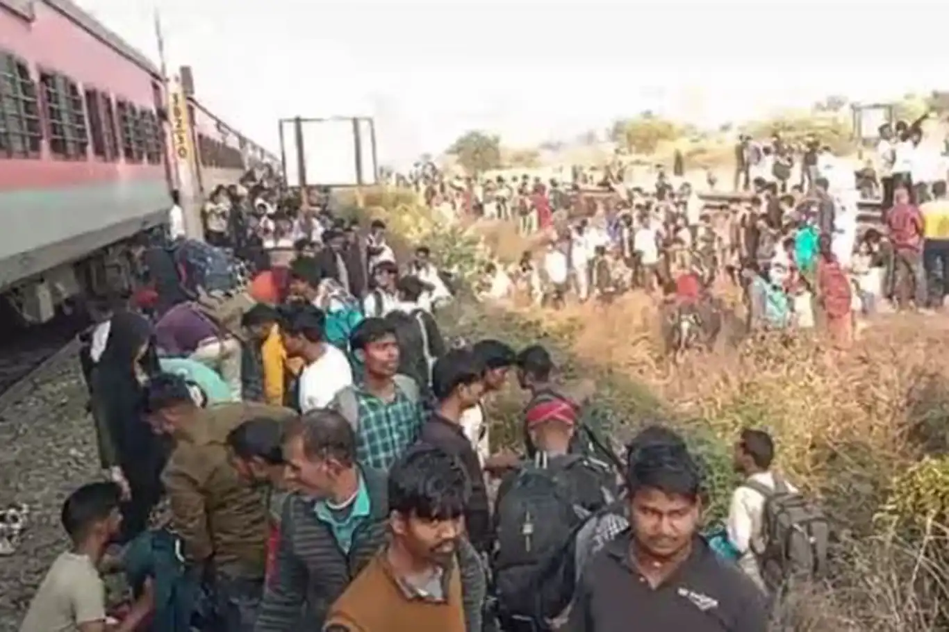 Hindistan'da tren kazası: 11 ölü, 5 yaralı Hindistan'da tren kazası: 11 ölü, 5 yaralı